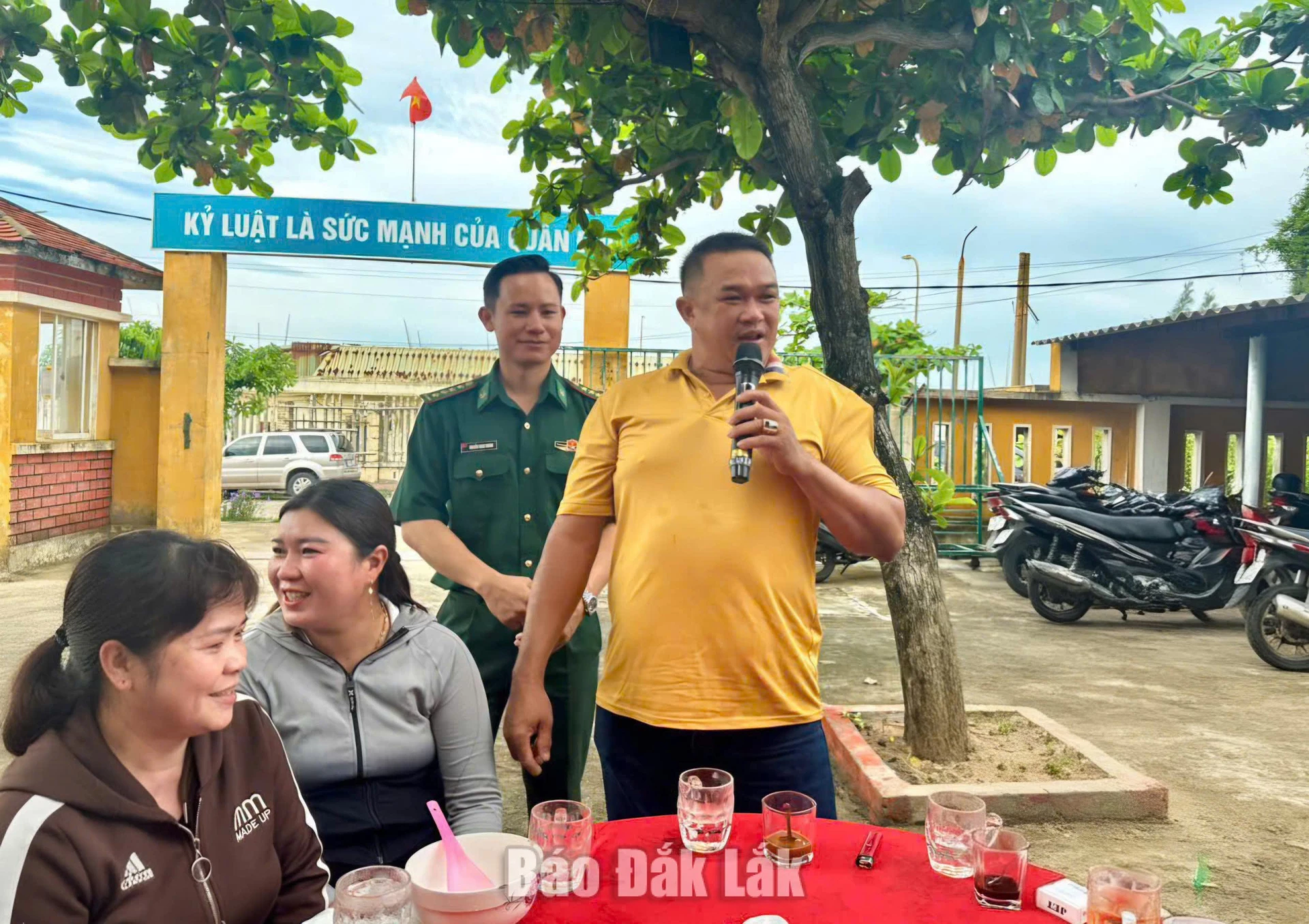Fishermen raising questions about common issues encountered while fishing at sea in the “Morning coffee with fishermen” session.