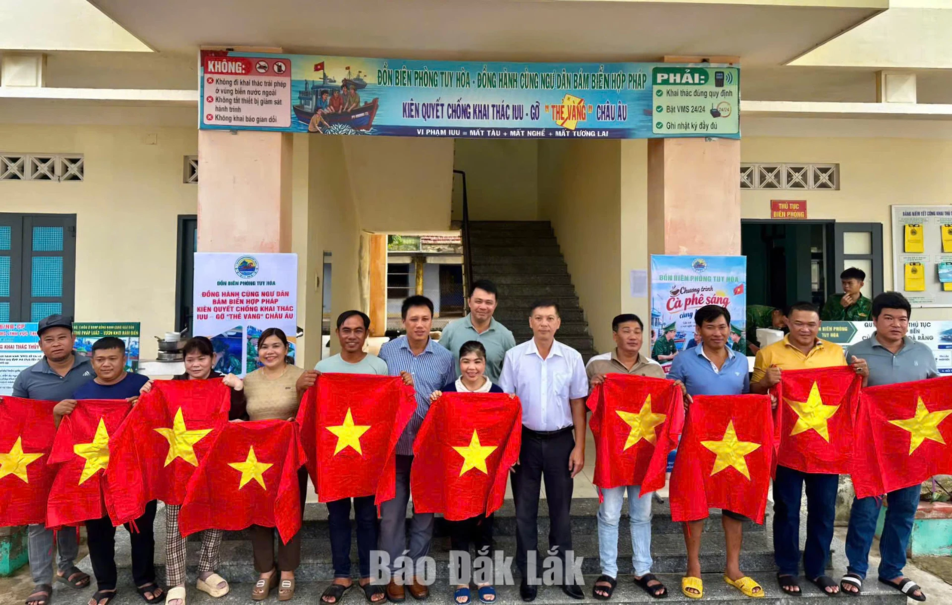 Leaders from Phu Yen ward and the Tuy Hoa Border Guard Station presenting flags to fishermen in the “Morning coffee with fishermen” event.