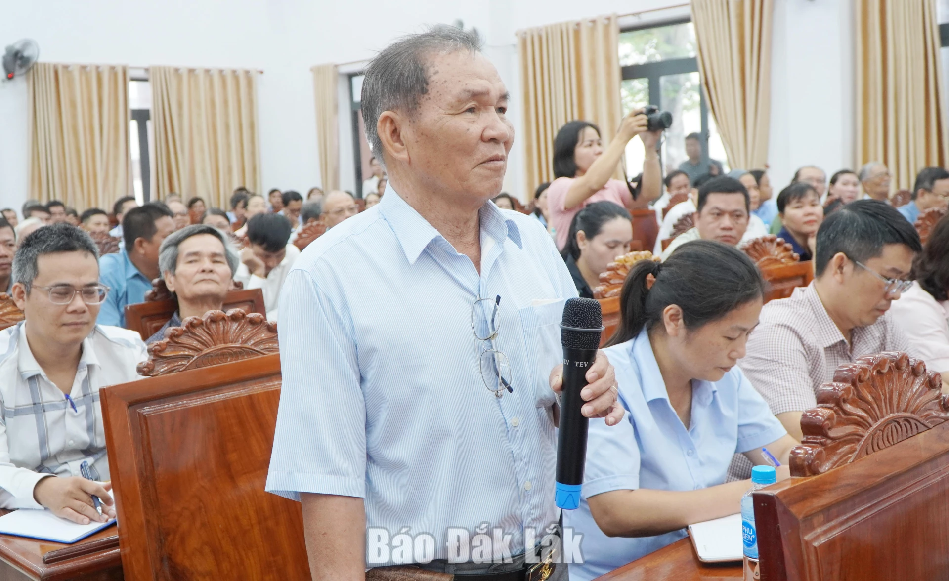 Cử tri gửi ý kiến, kiến nghị đến Đoàn ĐBQH tỉnh.
