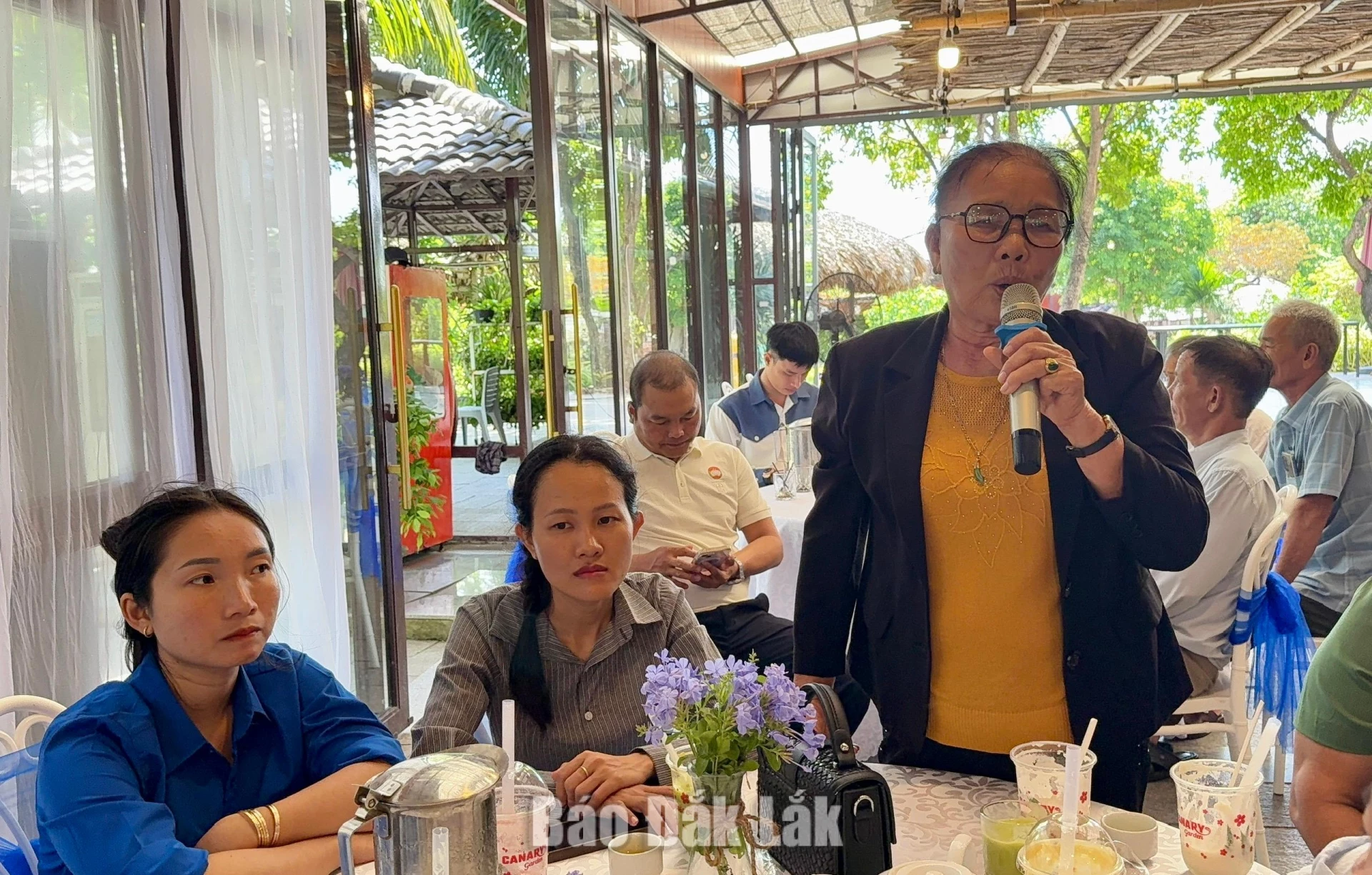 Người dân tham gia ý kiến tại chương trình.