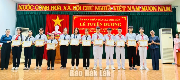 UBND xã Sơn Hòa khen thưởng cho các học sinh đạt thành tích xuất sắc tại các kỳ thi, hội thi cấp tỉnh và quốc gia.