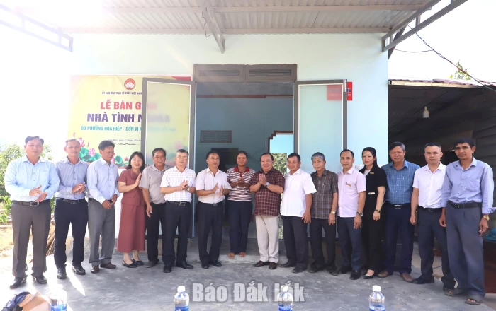 Bàn giao nhà tình nghĩa cho hộ nghèo ở xã Yang Mao