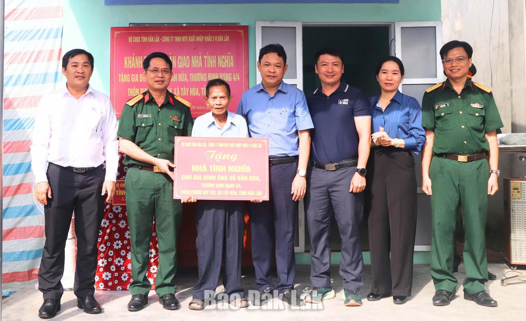Lãnh đạo Bộ Chỉ huy Quân sự tỉnh, lãnh đạo xã, Ban chỉ huy quân sự xã cùng nhà tài trợ trao bảng biểu trưng kinh phí hỗ trợ xây nhà cho thương binh Võ Văn Hòa.