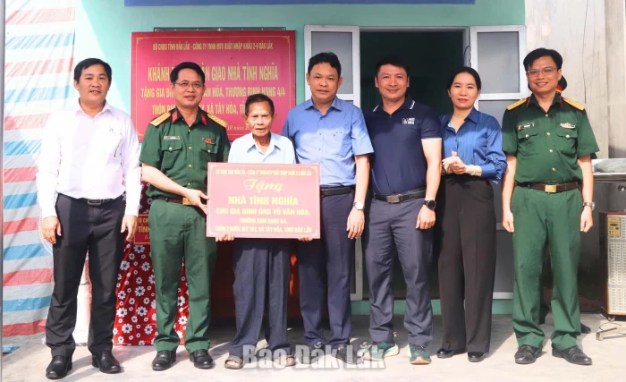Trao nhà Tình nghĩa cho gia đình chính sách ở Tây Hòa