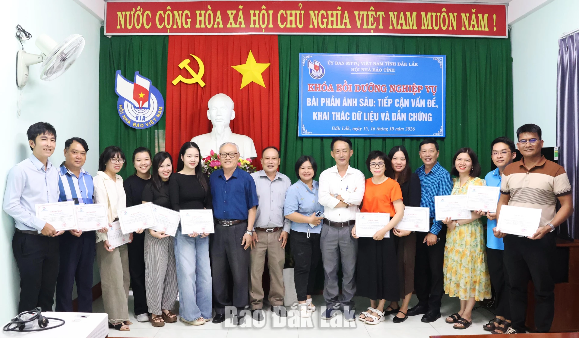 Ban tổ chức khóa học trao