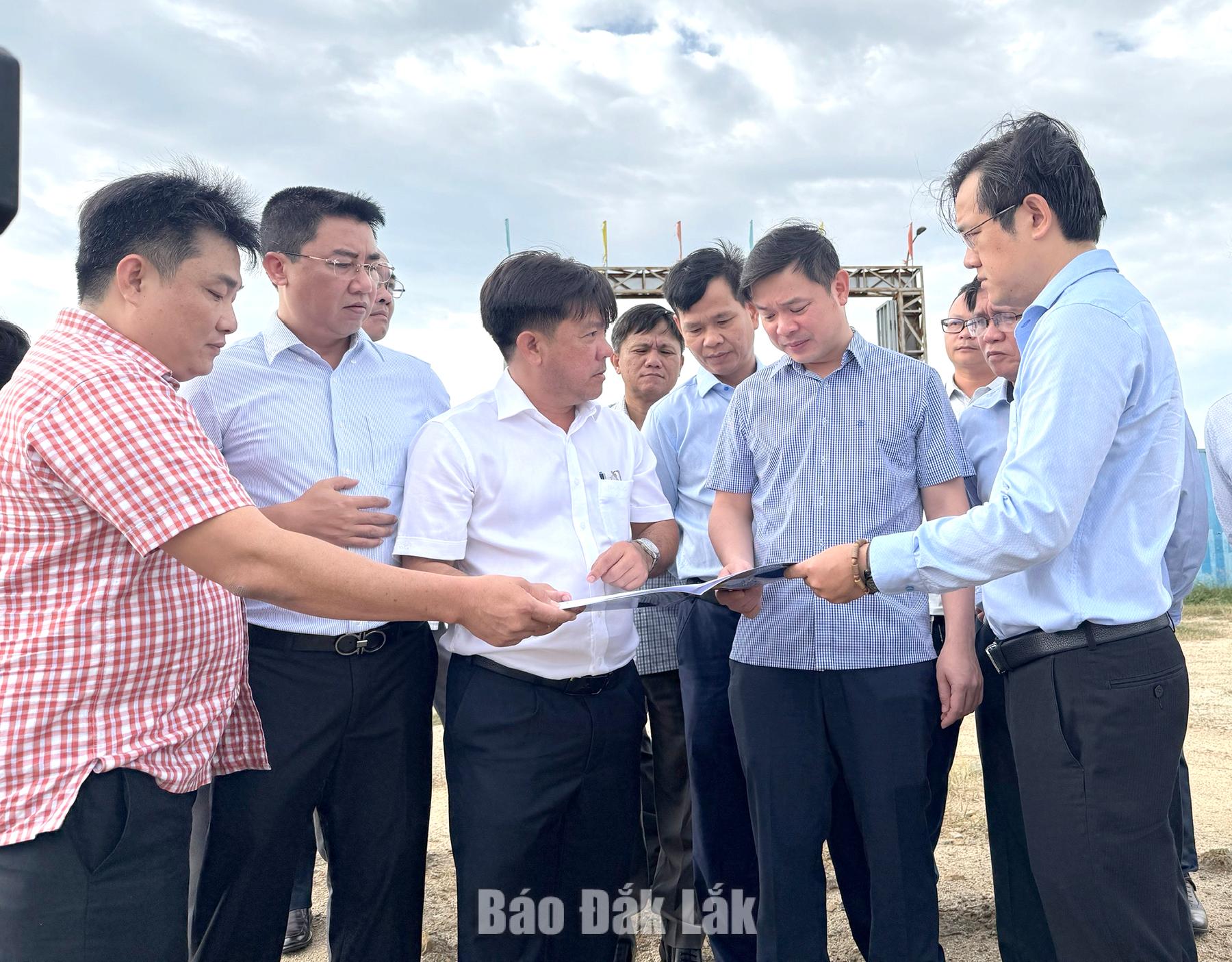 Ủy viên dự khuyết Trung ương Đảng, Phó Bí thư Tỉnh ủy, Chủ tịch UBND tỉnh Đỗ Hữu Huy kiểm tra một dự án nhà ở trên địa bàn tỉnh. Ảnh: N.Thanh

