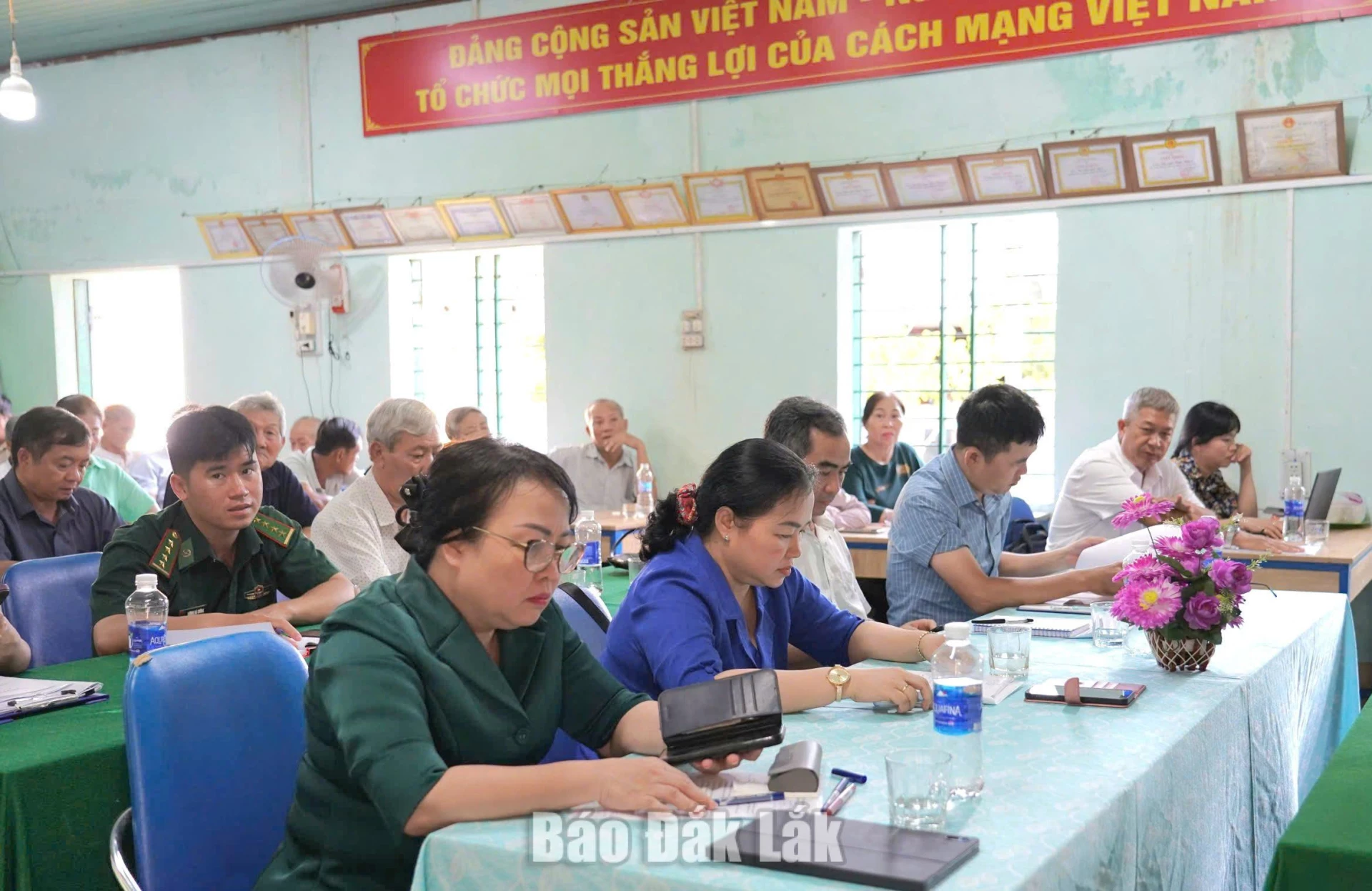 Các đại biểu dự buổi sinh hoạt.