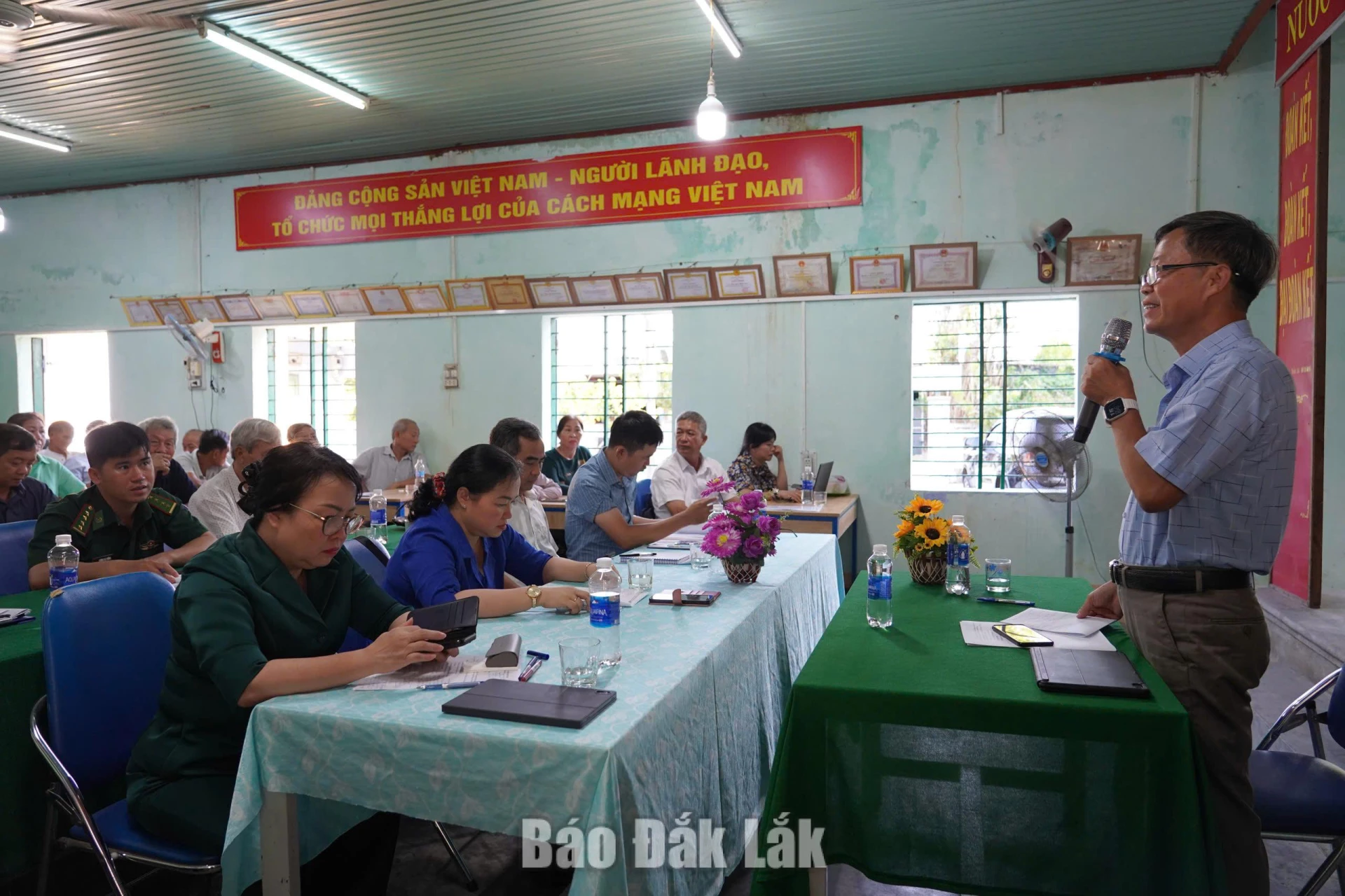 Bí thư chi bộ khu phố Ninh Tịnh Cao Xuân Thành báo cáo tại buổi sinh hoạt chi bộ.
