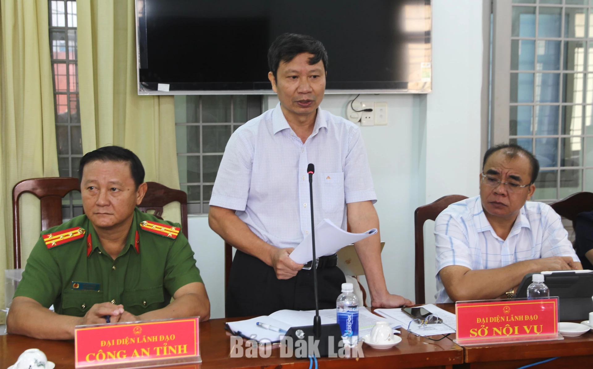 Đại diện lãnh đạo Sở Nội vụ nêu ý kiến tại buổi tiếp công dân.