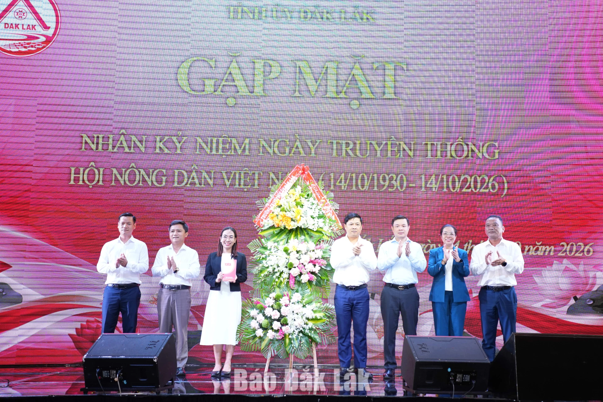 hường trực Tỉnh ủy tặng hoa chúc mừng Hội Nông dân tỉnh nhân dịp kỷ niệm 96 năm ngày truyền thống Nông dân Việt Nam.