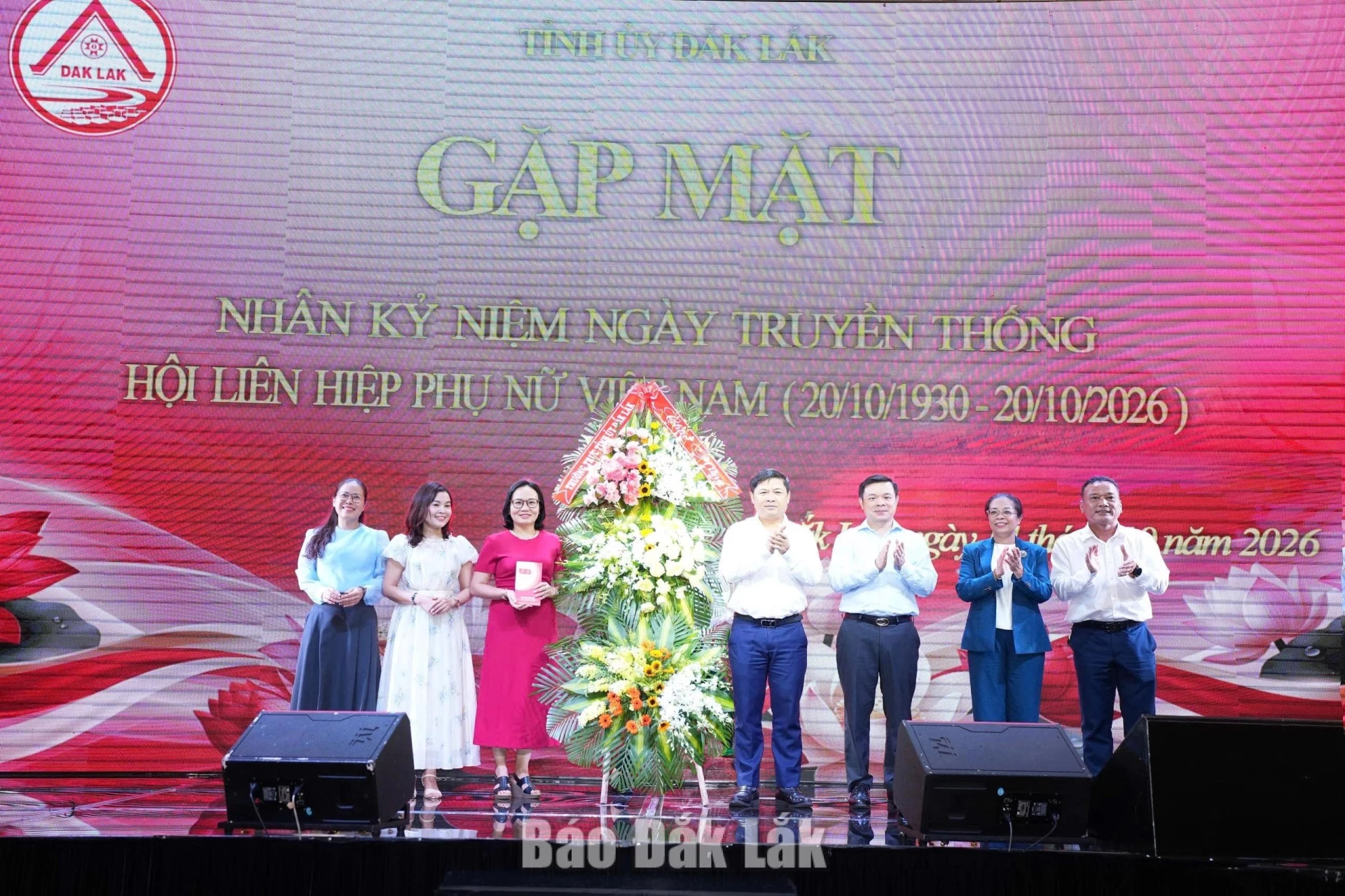 Thường trực Tỉnh ủy tặng hoa chúc mừng Hội Nông dân tỉnh nhân dịp kỷ niệm 96 năm ngày truyền thống Hội Nông dân Việt Nam.