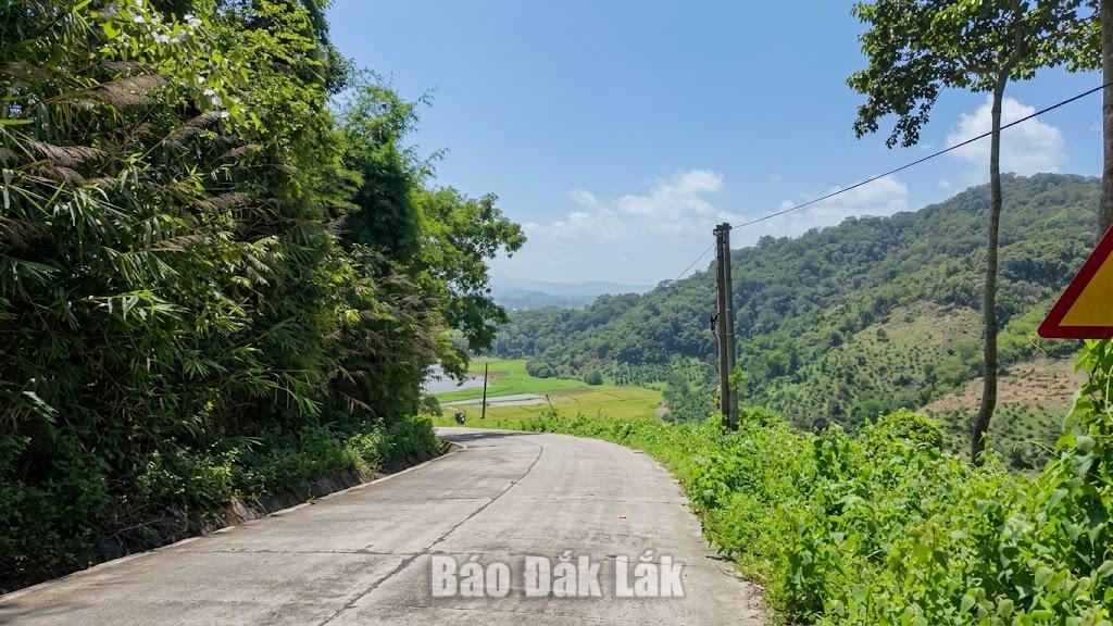 The Buon Krong pass in Dur Kmal commune featuring steep terrain and obstructed visibility, posing a potential risk to traffic accidents.