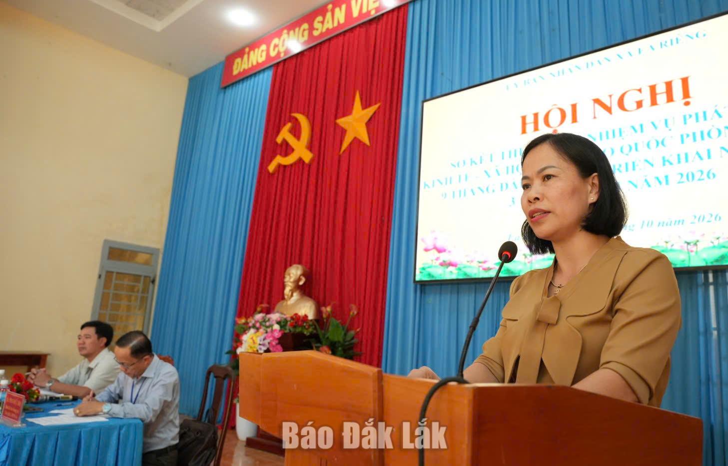Bí thư Đảng ủy, Chủ tịch HĐND xã Ea Riêng Phạm Thị Hải Yến phát biểu tại hội nghị.