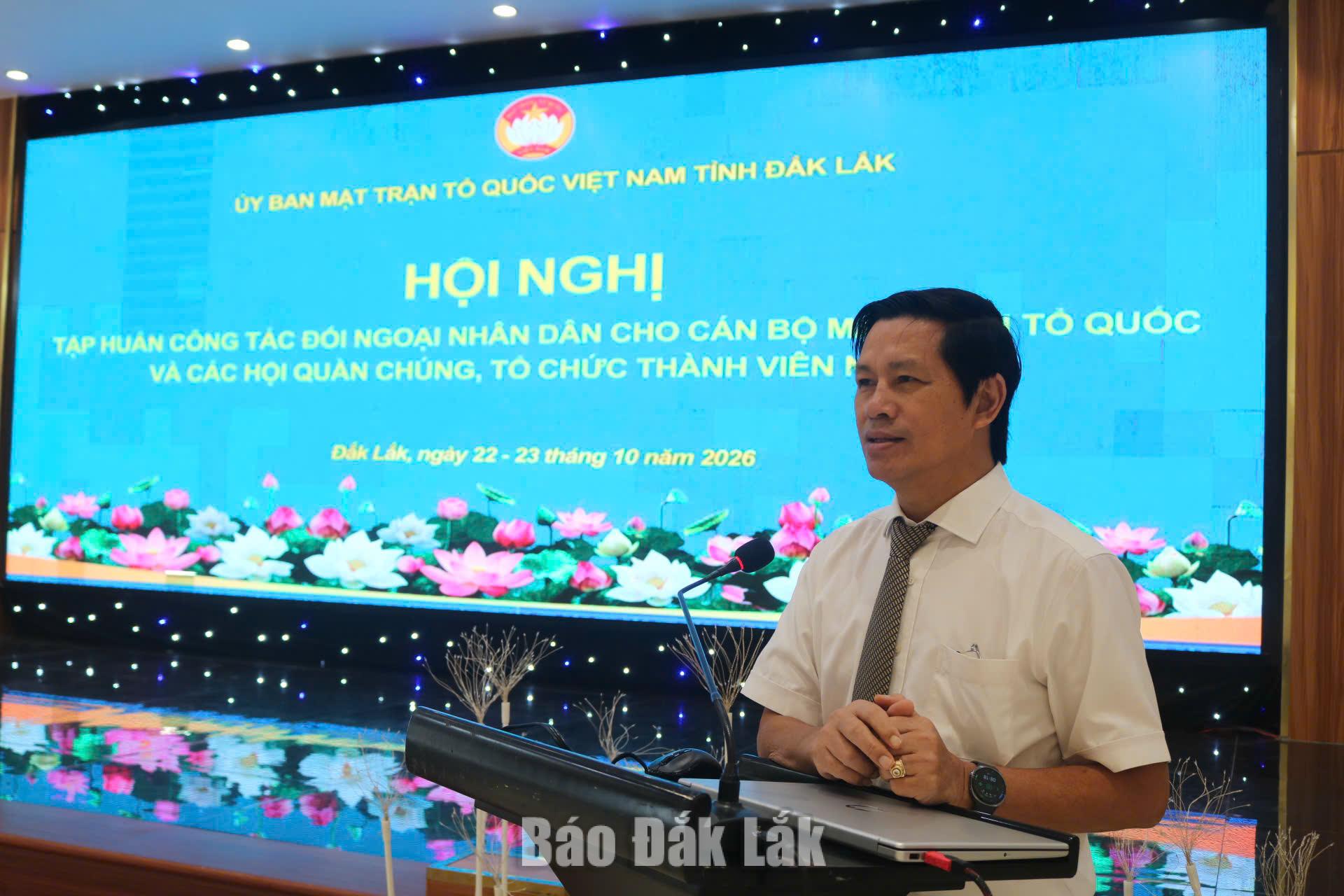 Phó Chủ tịch Ủy ban MTTQ Việt Nam tỉnh Phạm Văn Bảy phát biểu tại hội nghị.