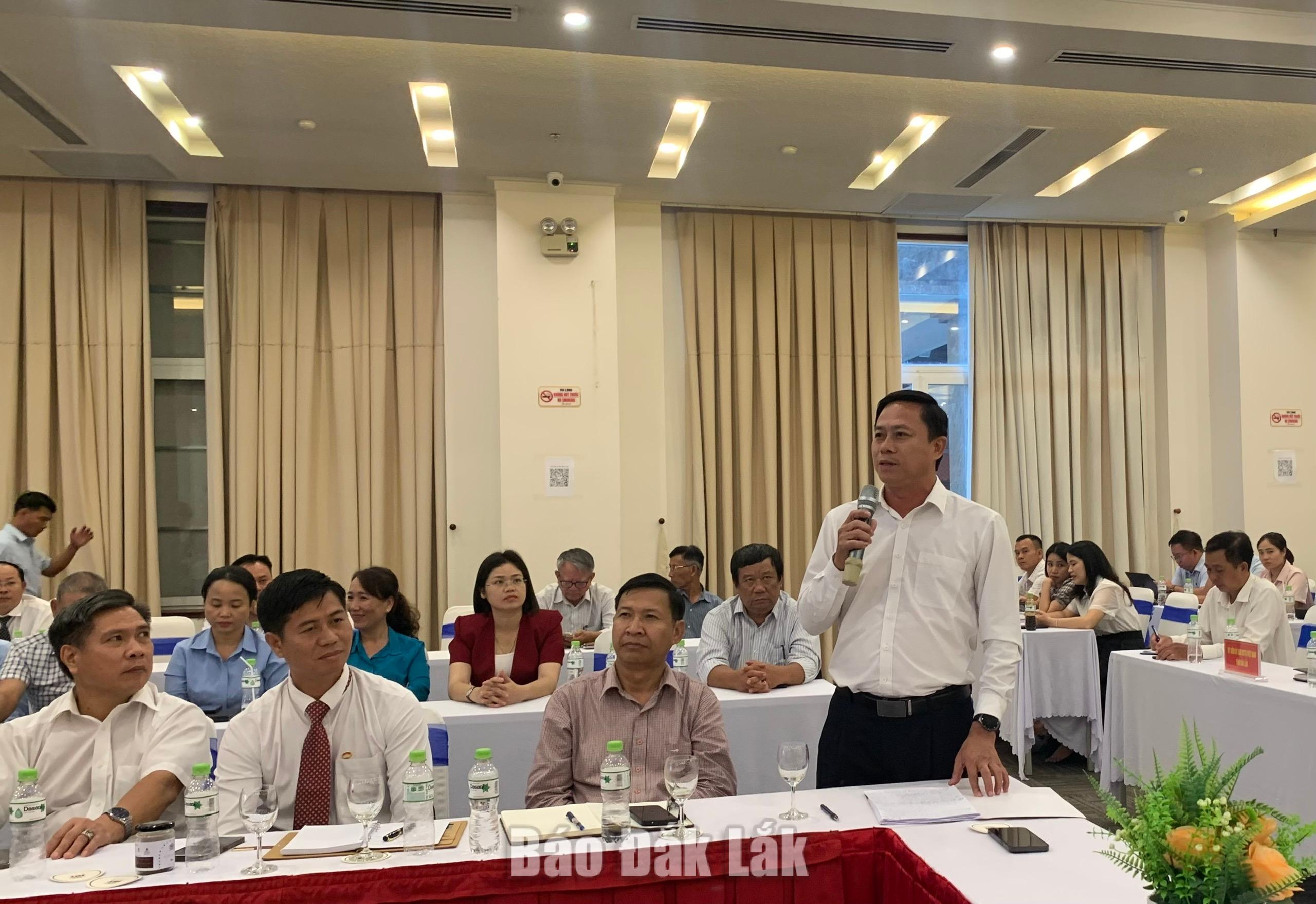 Đại biểu đại diện Ủy ban MTTQ Việt Nam xã Ea Ktur thảo luận tại hội nghị.