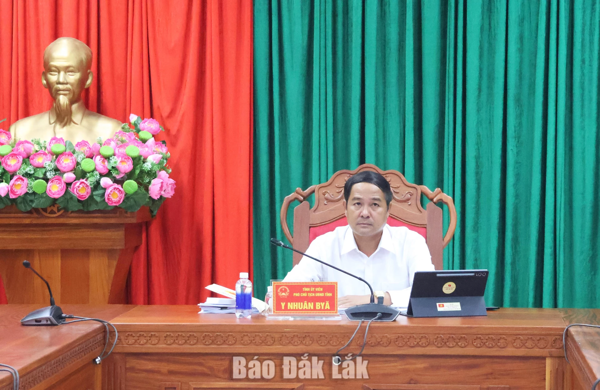 Phó Chủ tịch UBND tỉnh Y Nhuân Byă tham dự cuộc họp tại điểm cầu Đắk Lắk.