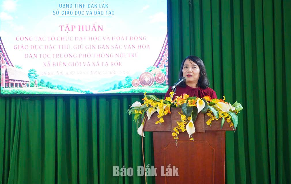 Phó Giám đốc Sở GD&ĐT Võ Thị Minh Duyên phát biểu tại lớp tập huấn.