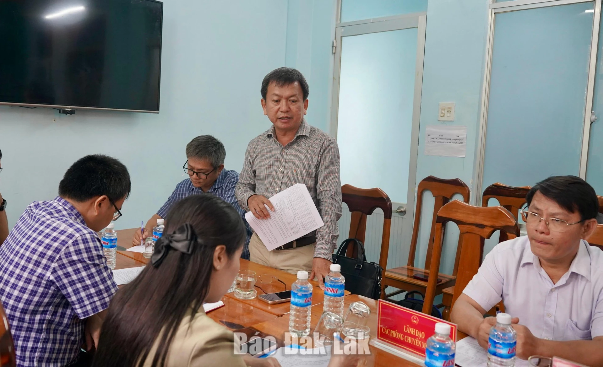 Lãnh đạo Sở Y tế báo cáo kết quả chung trên địa bàn tỉnh với đoàn khảo sát.