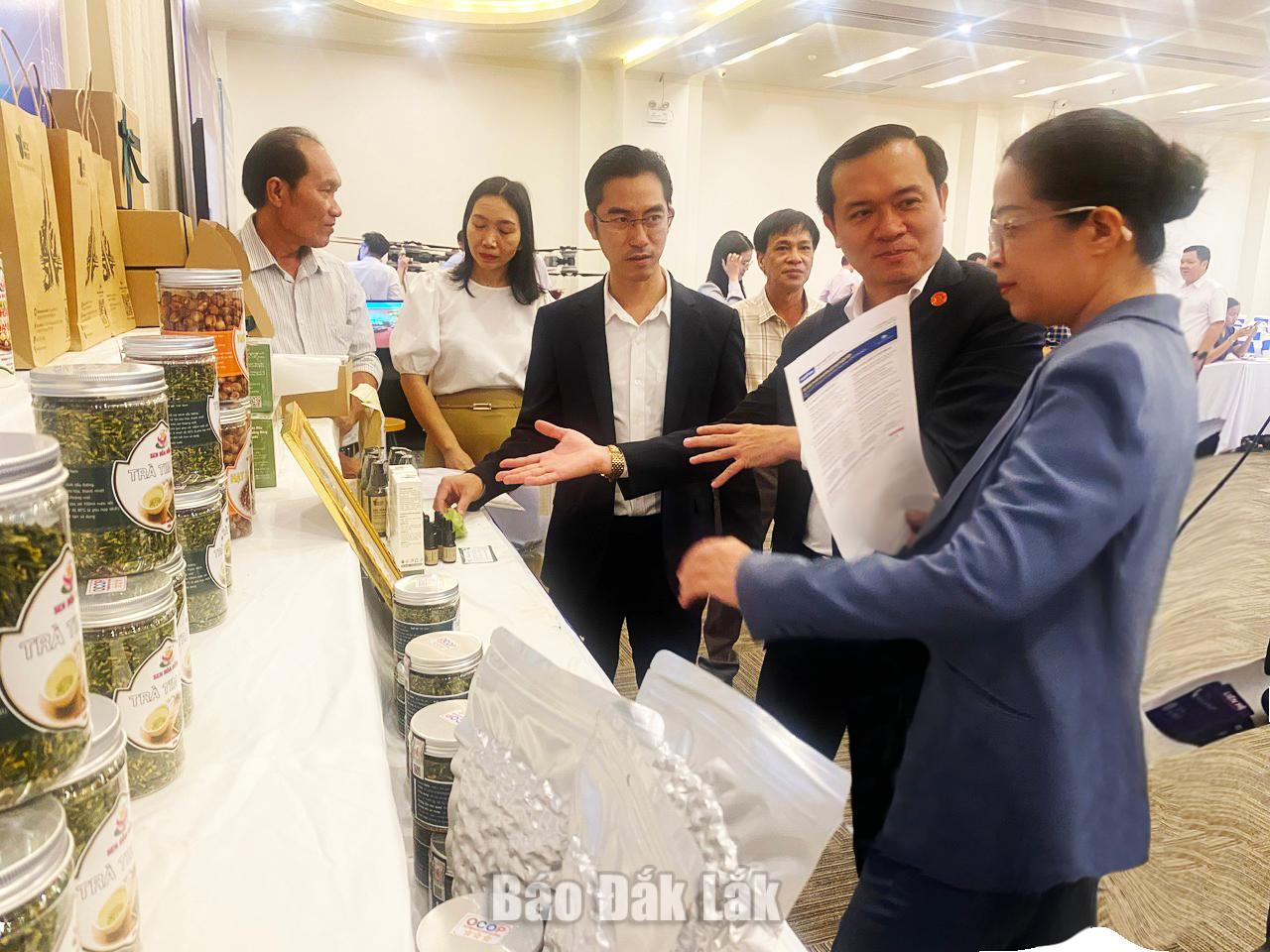 Phó Bí thư Tỉnh ủy Huỳnh Thị Chiến Hòa tham quan, tìm hiểu sản phẩm của doanh nghiệp khoa học, công nghệ của tỉnh.