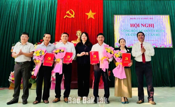 Đảng ủy Phú Mỡ công bố các quyết định công tác cán bộ