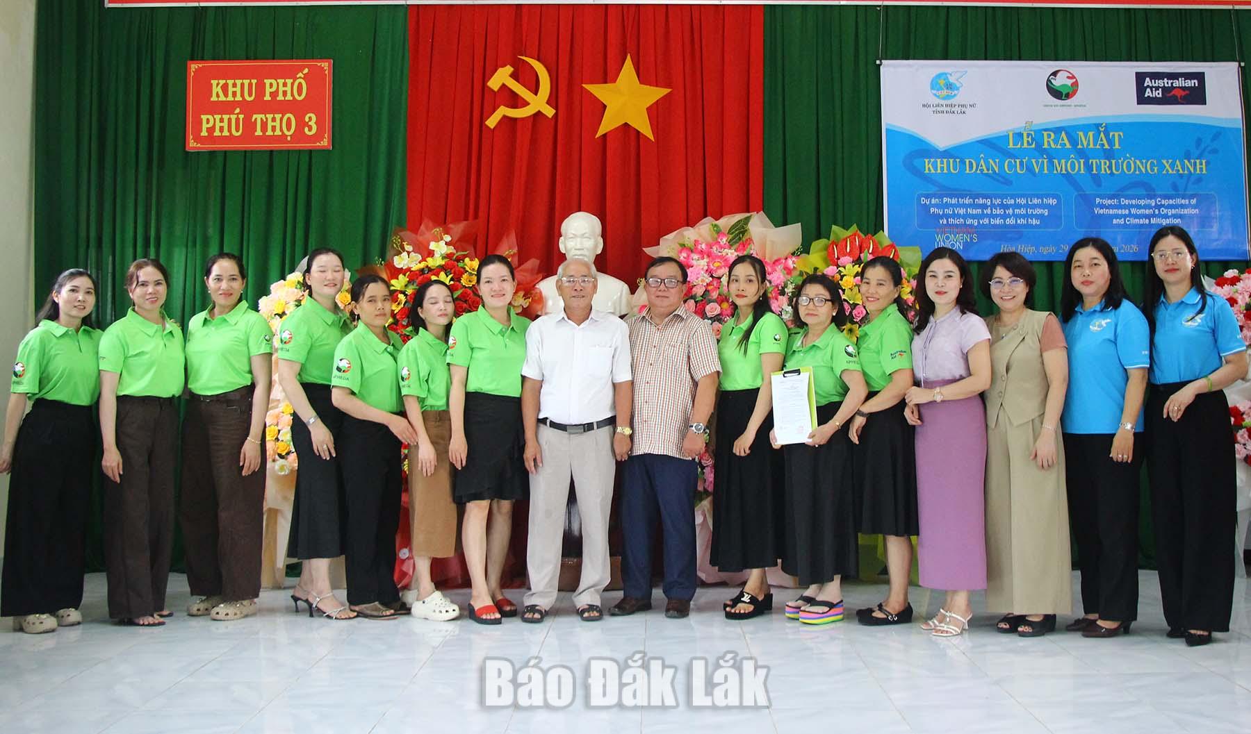 Lãnh đạo Hội LHPN tỉnh, Tổ chức APHEDA - Việt Nam cùng lãnh đạo địa phương chúc mừng Ban chủ nhiệm mô hình “Khu dân cư vì môi trường xanh”.