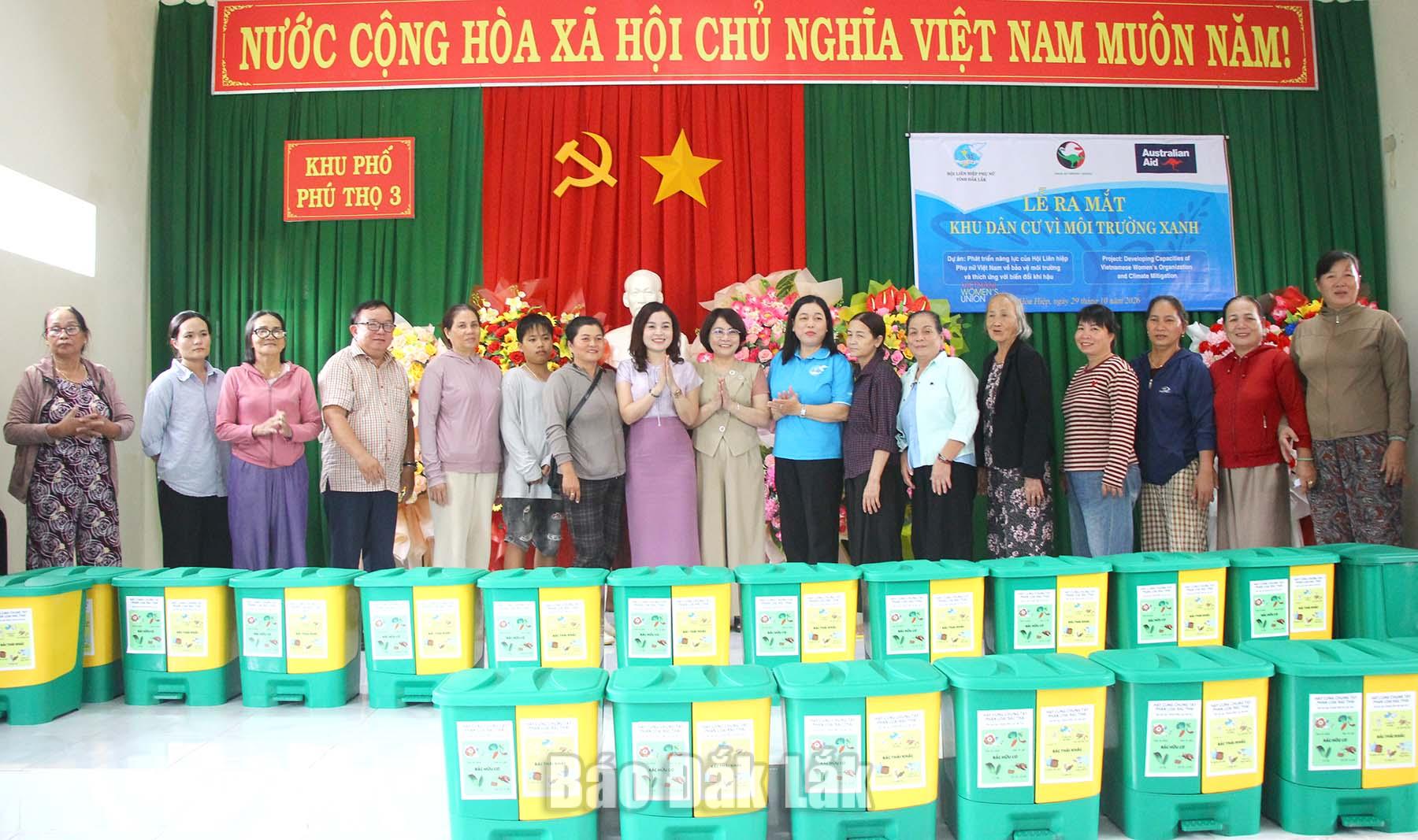 Ban tổ chức chương trình tặng thùng phân loại rác cho các hội viên của mô hình.