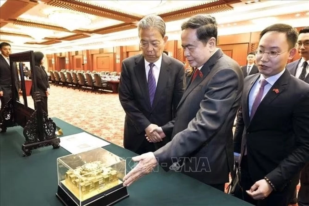 Chủ tịch Quốc hội Trần Thanh Mẫn và đồng chí Triệu Lạc Tế, Ủy viên Thường vụ Bộ Chính trị Trung ương Đảng Cộng sản Trung Quốc, Ủy viên trưởng Ủy ban thường vụ Đại hội Đại biểu Nhân dân toàn quốc Trung Quốc (Nhân đại) trao đổi tặng phẩm. Ảnh: TTXVN