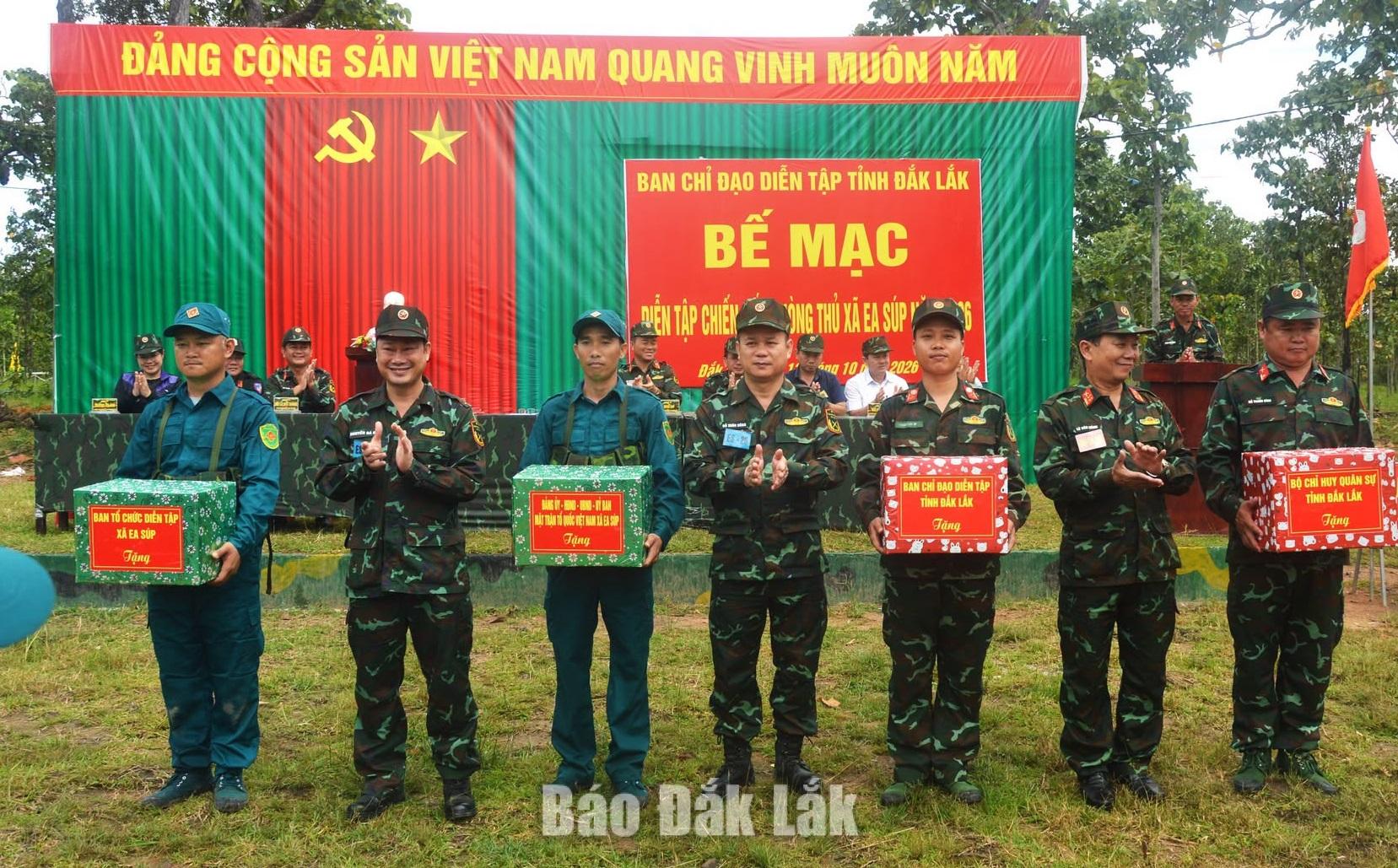 Lãnh đạo xã Ea Súp khen thưởng.