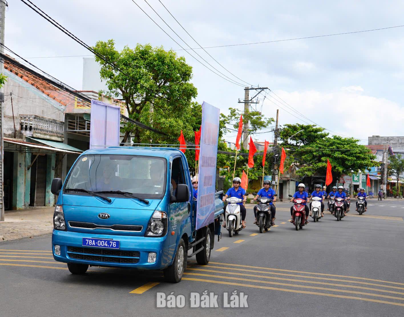 Đoàn xe diễu hành tuyên truyền về Ngày Chuyển đổi số quốc gia 2026 đi trên các tuyến đường.