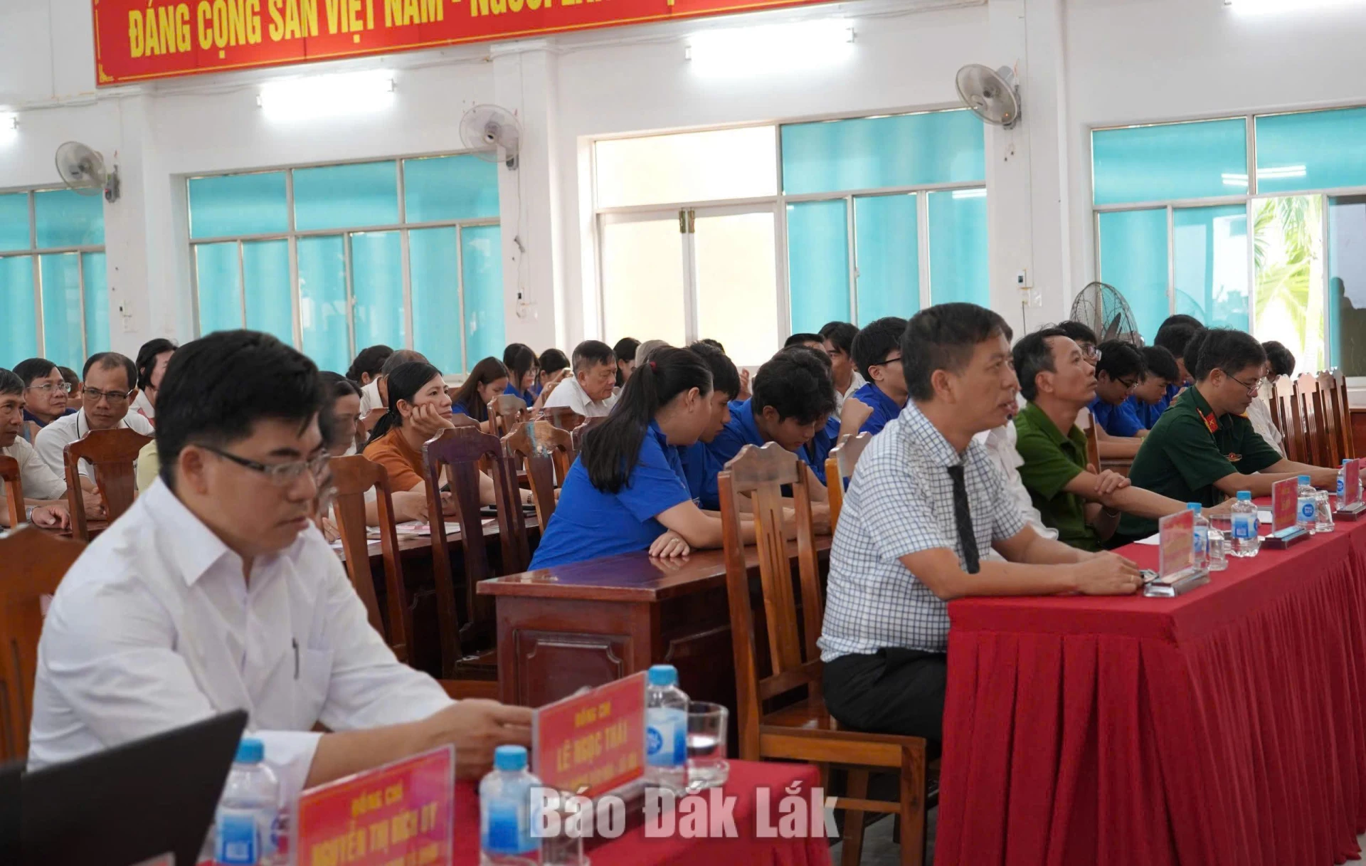 Các đại biểu và người dân tham gia lễ hưởng ứng Ngày Chuyển đổi số quốc gia 2026.