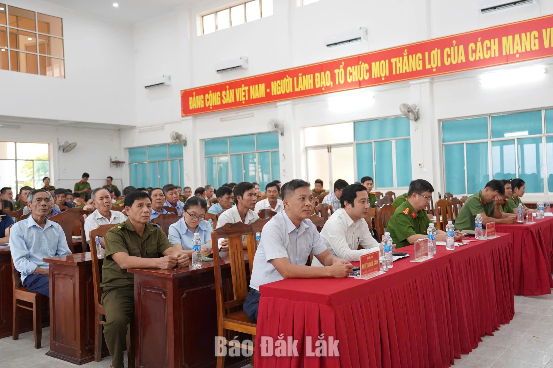 Các đại biểu và người dân phường Phú Yên tham dự diễn đàn.