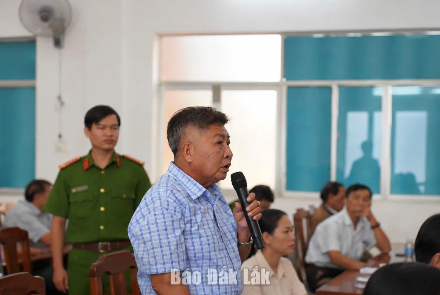 Người dân phường Phú Yên góp ý vaans đề chợ tự phát gây mất an ninh trật tự, an toàn giao thông.