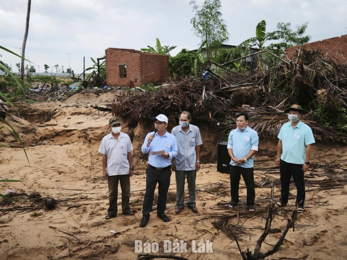 Ban cưỡng chế công bố quyết định cưỡng chế.