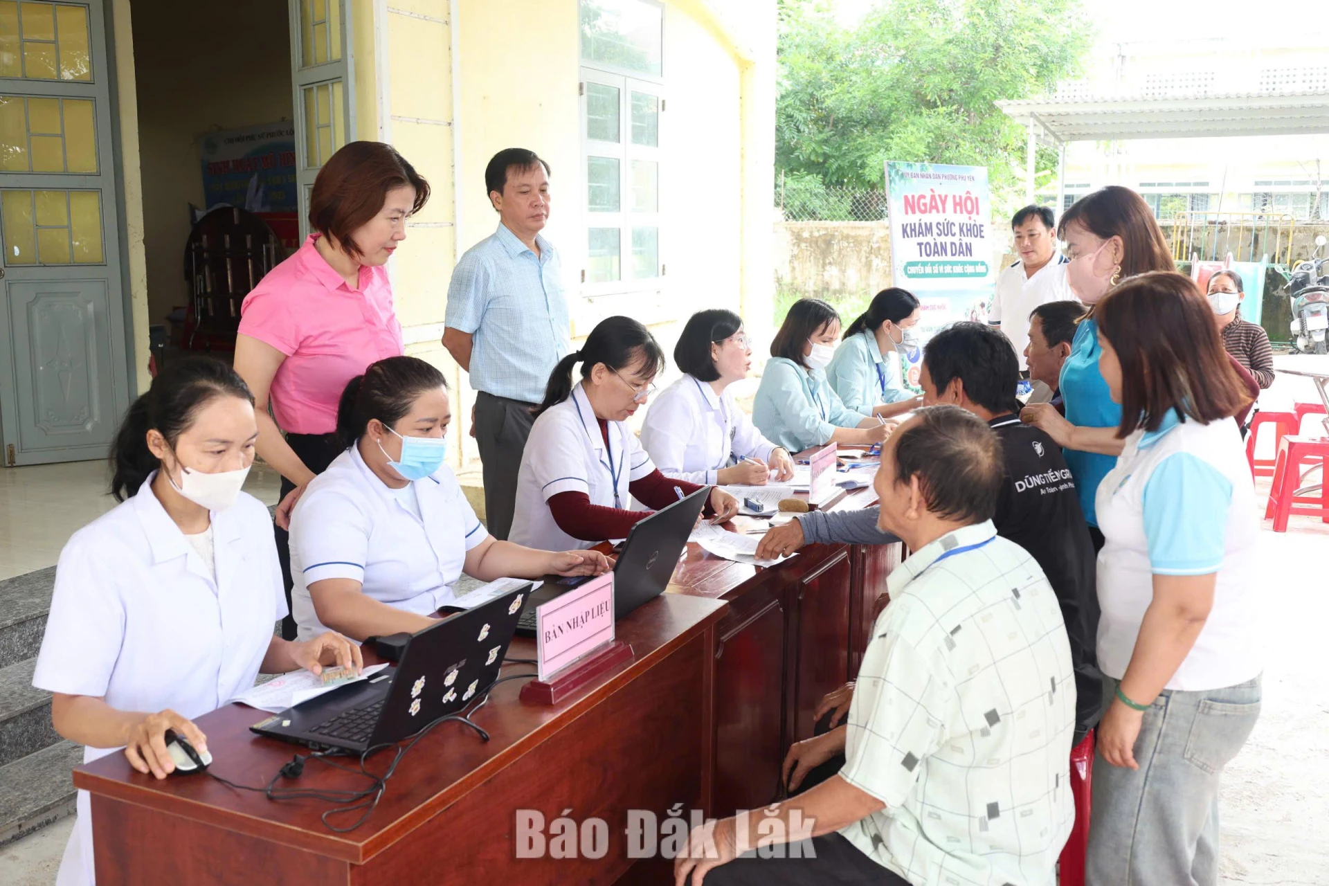 Người dân đến khám sức khỏe tại Nhà văn hóa khu phố Phước Lộc 2.