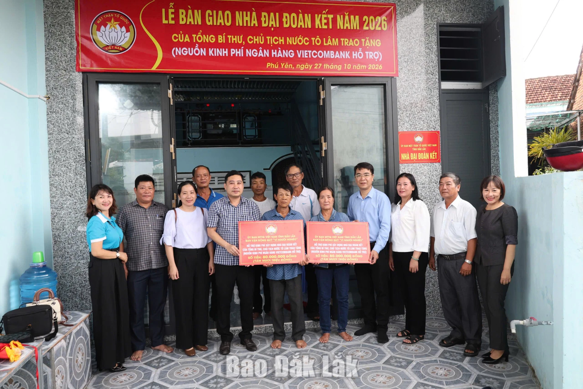 Ủy ban MTTQ Việt Nam phường Phú Yên trao nhà Đại Đoàn Kết cho hai hô gia đình.