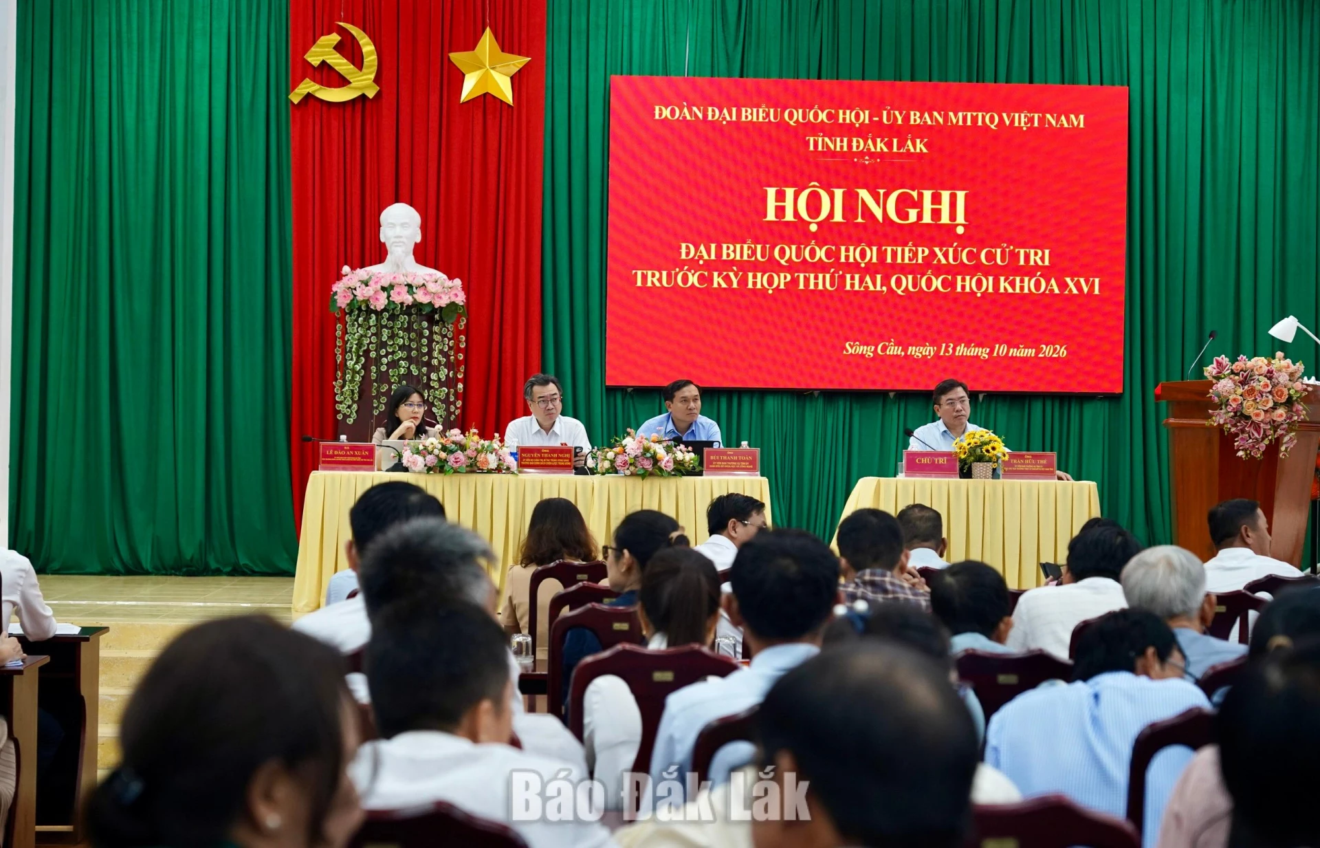 Quang cảnh hội nghị tiếp xúc cử tri.