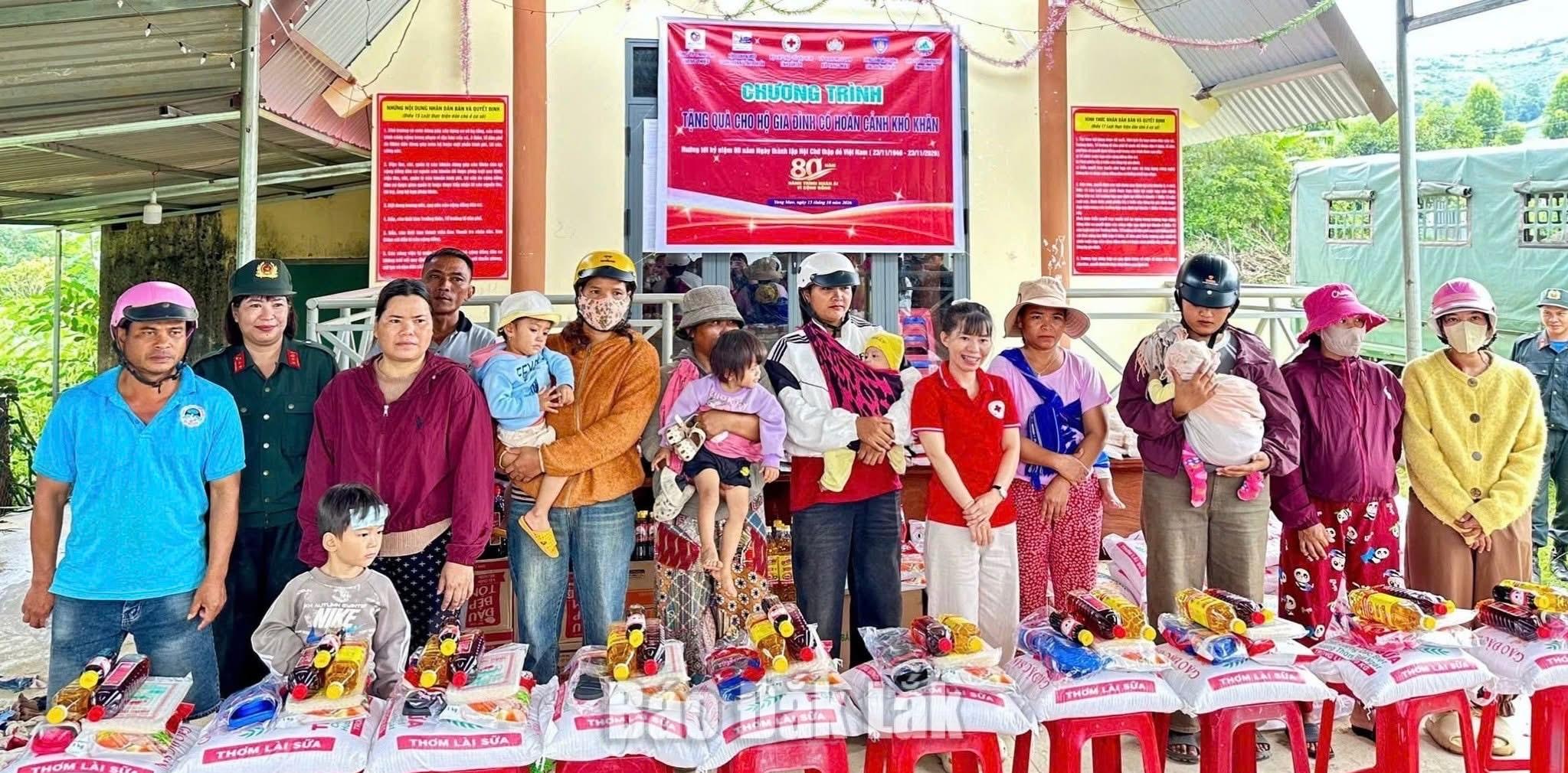Người dân xã Yang Mao nhận quà tại chương trình.