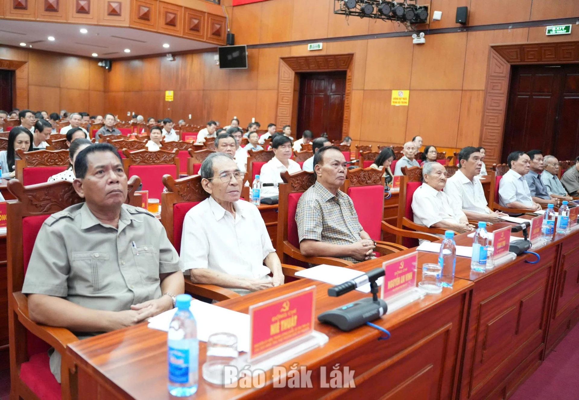 Các đồng chí nguyên Thường trực Tỉnh ủy dự hội nghị.