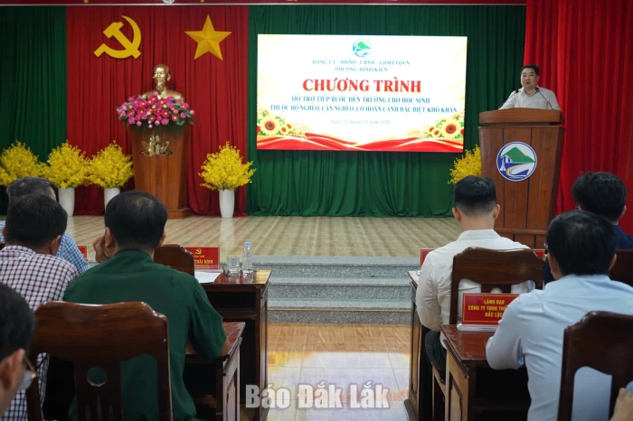 Bình Kiến trao quà “Tiếp bước đến trường” cho học sinh khó khăn