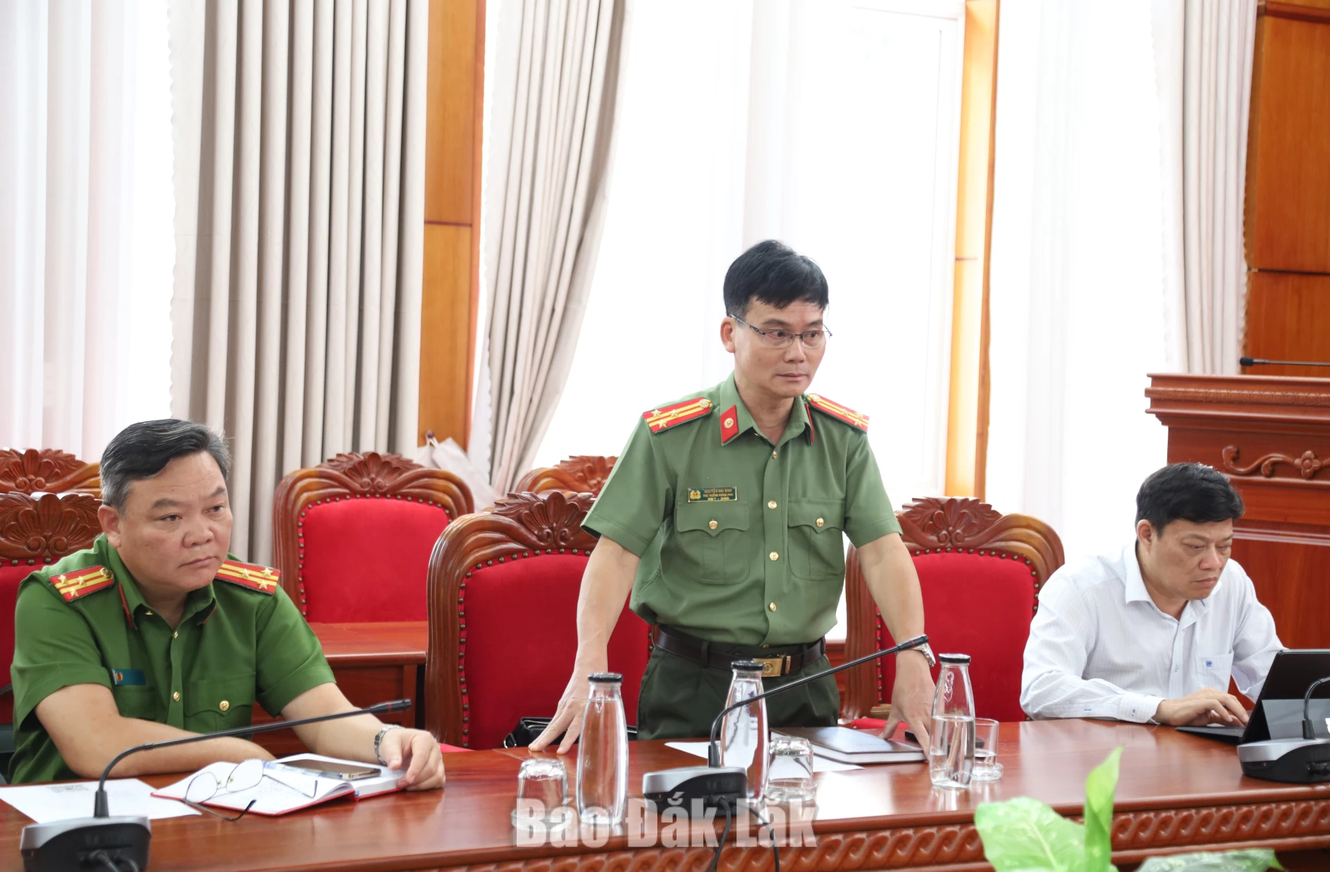 Đại biểu tham gia thảo luận.