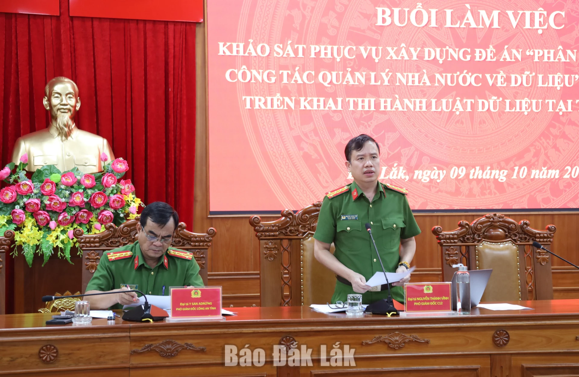 Đại tá Nguyễn Thành Vĩnh, Phó Giám đốc Trung tâm Dữ liệu quốc gia (Bộ Công an) phát biểu tại buổi làm việc.