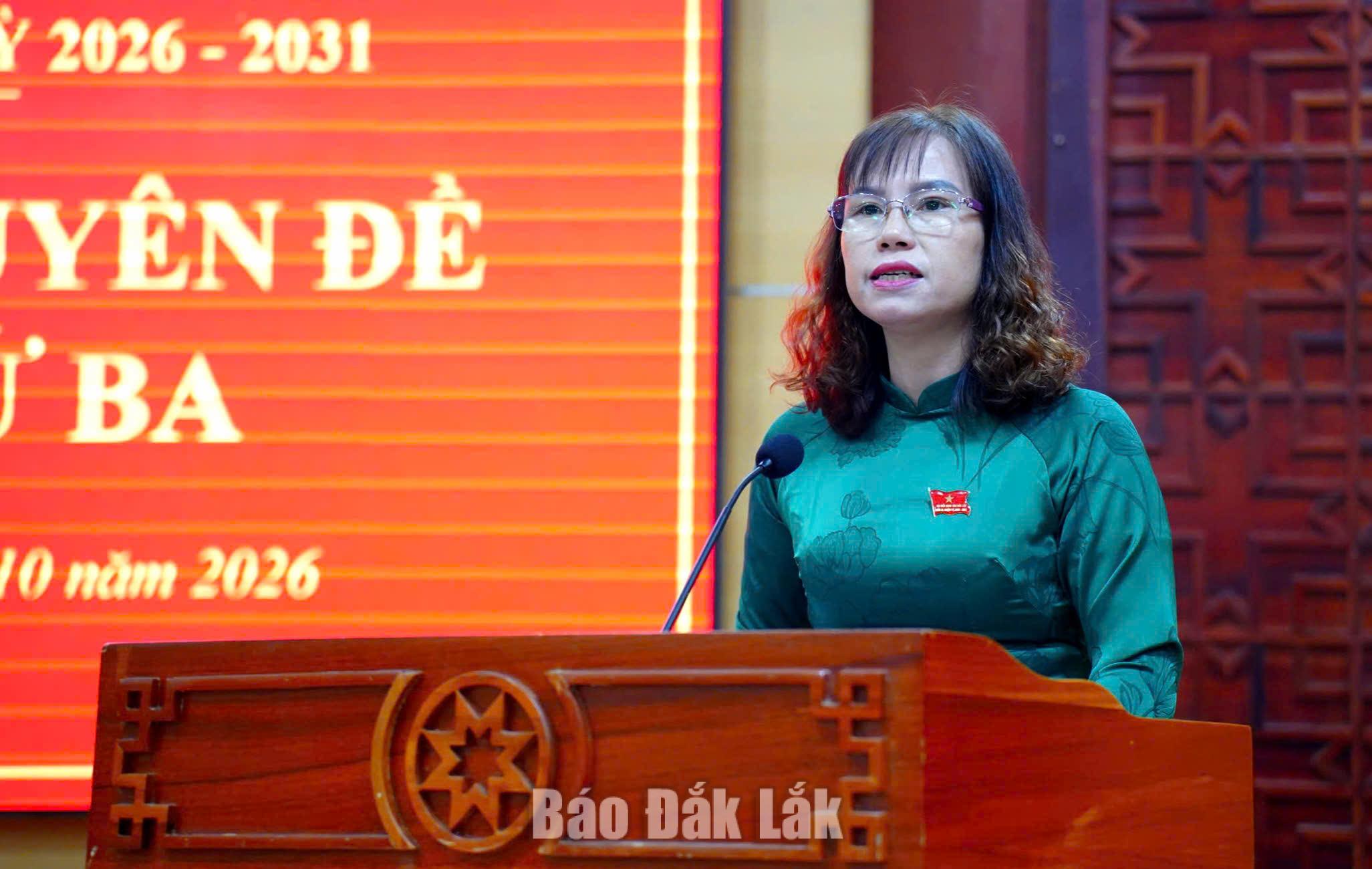 Trưởng Ban Kinh tế - Ngân sách HĐND tỉnh Phan Thị Hà Phước trình bày báo cáo tóm tắt thẩm tra các tờ trình, dự thảo nghị quyết. Ảnh: Vạn Tiếp