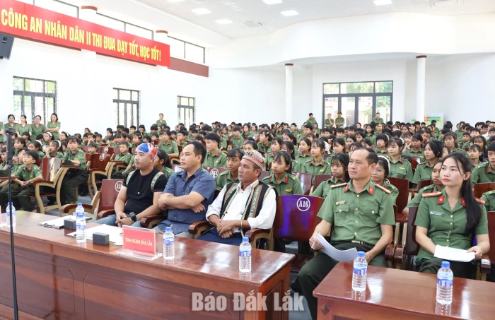 Các đại biểu tham dự chương trình.