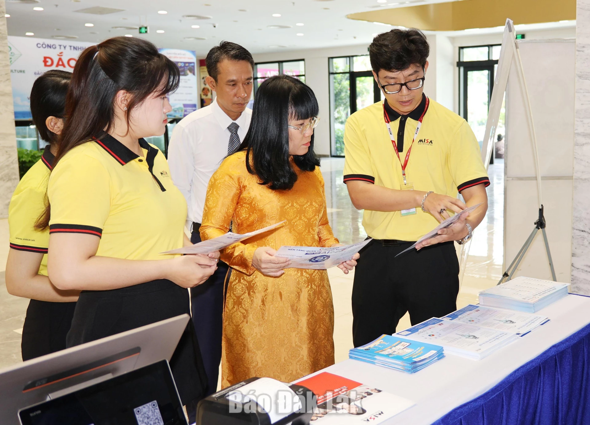 PPC Standing Vice Chairwoman, comrade Ho Thi Nguyen Thao and delegates visiting technology exhibition booths.