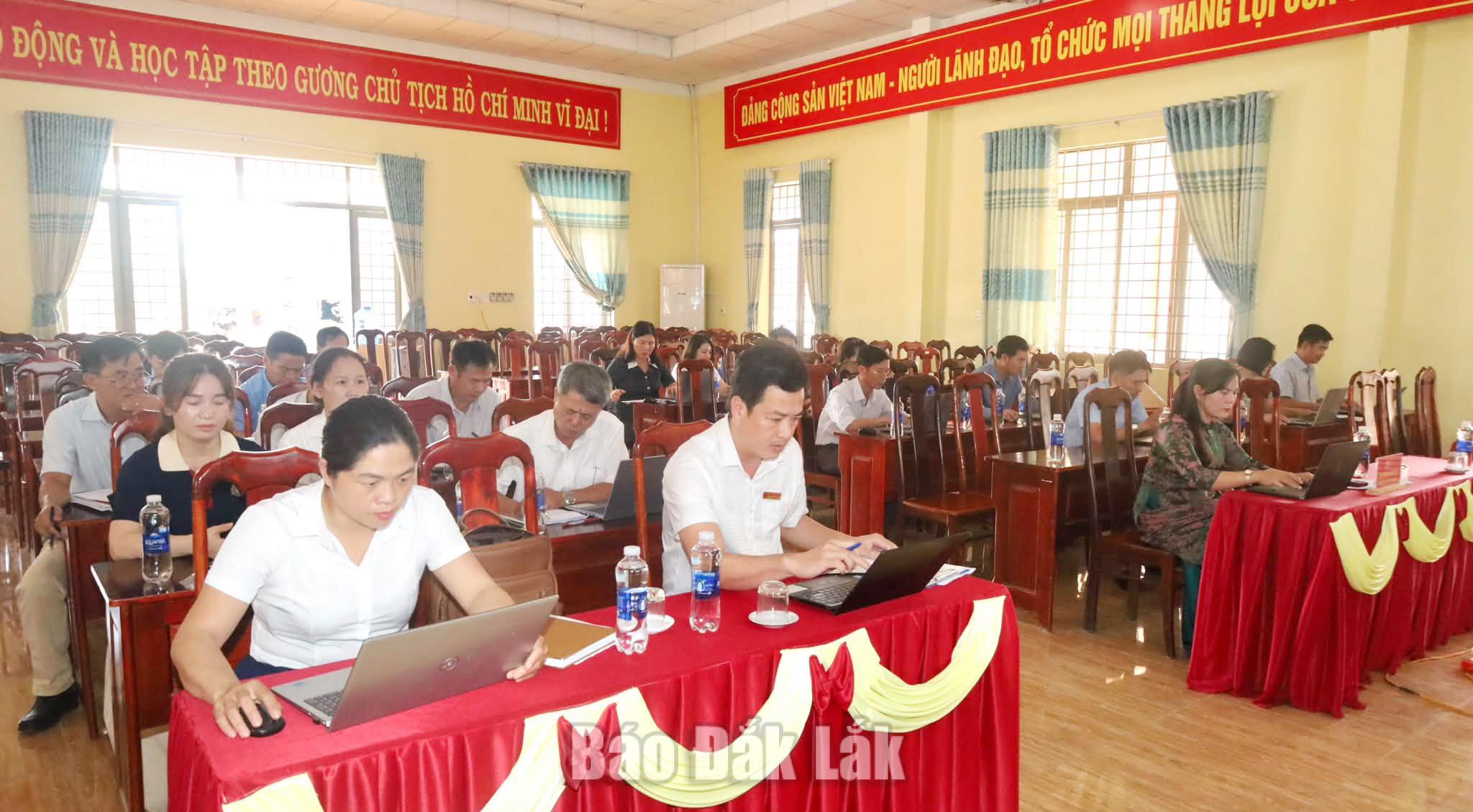 Đại biểu tham dự hội nghị.