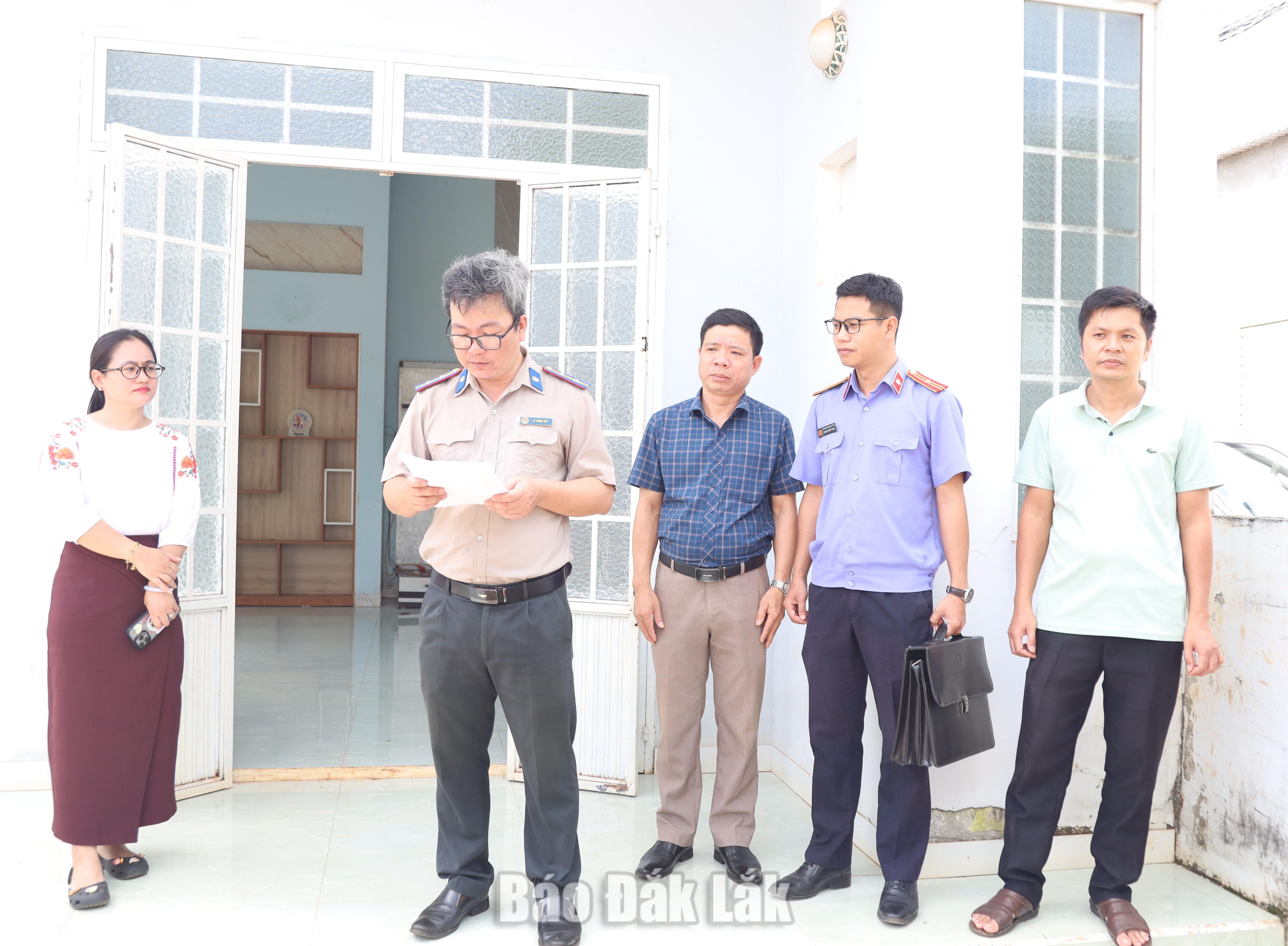 Chấp hành viên công bố Quyết định cưỡng chế và thực hiện thủ tục cưỡng chế giao tài sản theo quy định