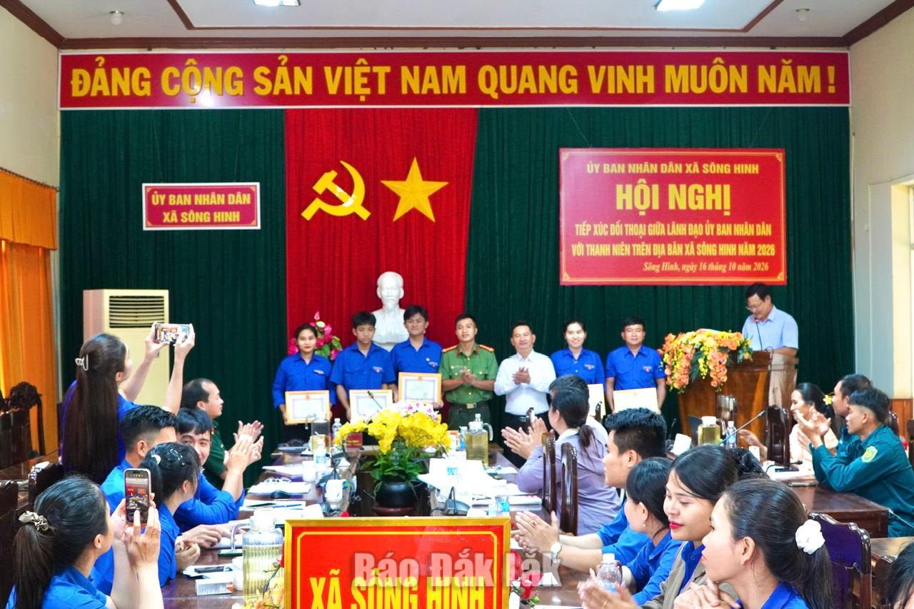 Xã Sông Hinh trao giấy khen cho 6 cá nhân tiêu biểu.