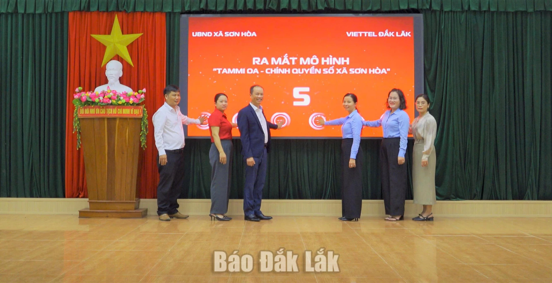 Đại diện xã Sơn Hòa và Viettel Đắk Lắk ra mắt nền tảng điều hành chính quyền số Tammi OA.