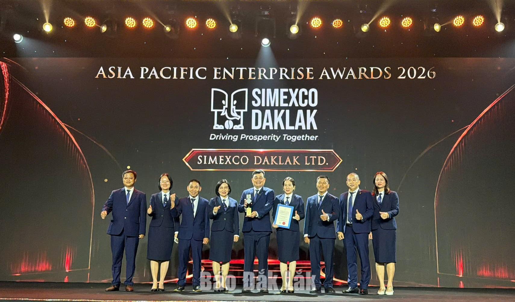 The Simexco DakLak receiving the “Asia’s Outstanding Enterprise” award.