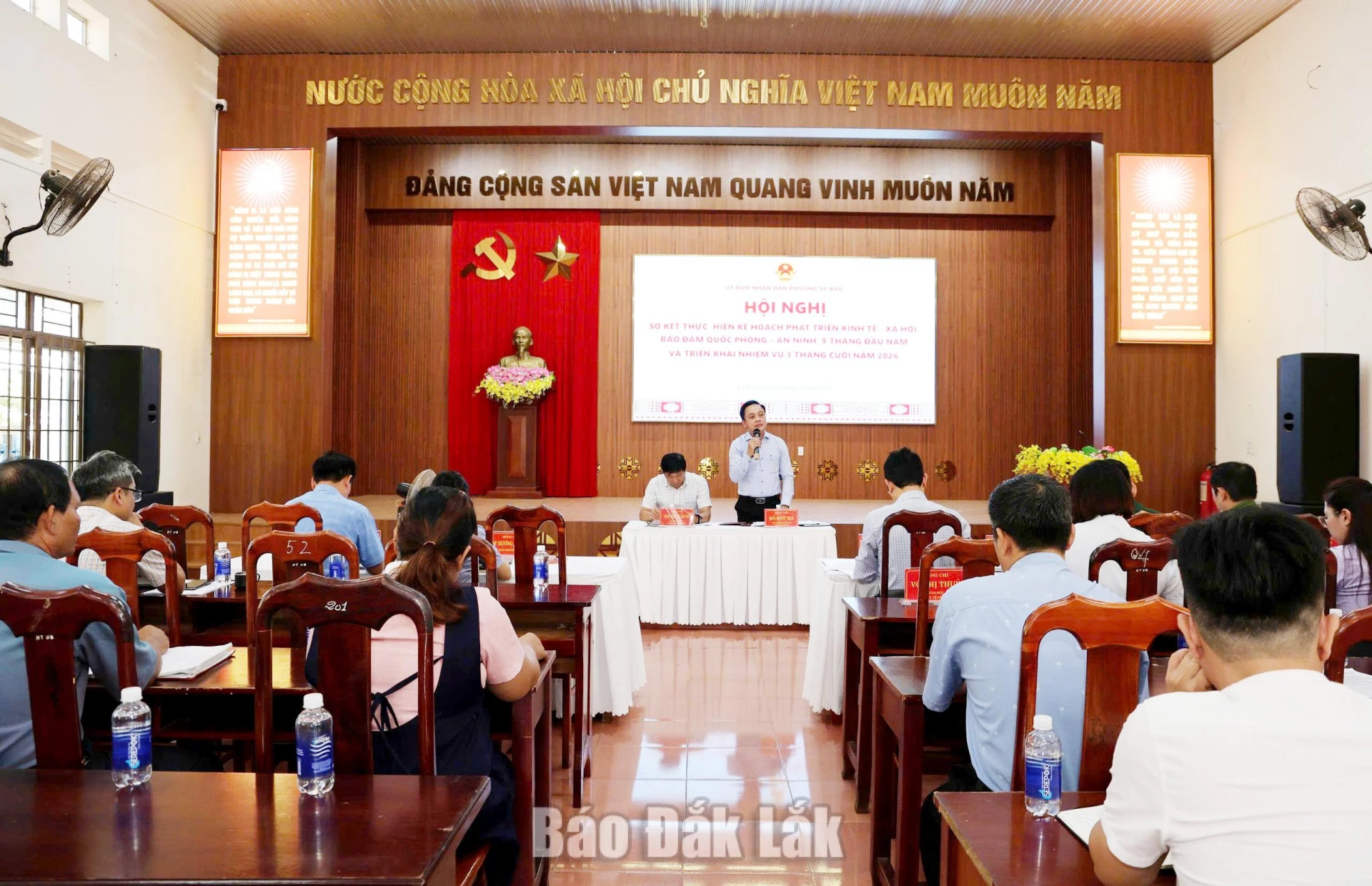 Phó Bí thư Đảng ủy, Chủ tịch UBND phường Ea Kao Đỗ Đức Hà phát biểu kết luận hội nghị. Ảnh: Nguyễn Hằng